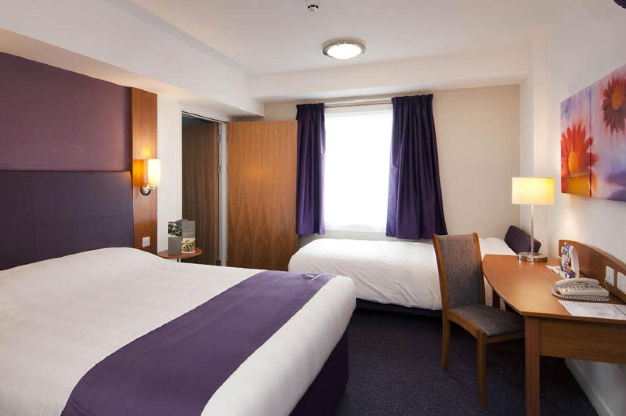 Premier Inn London Gatwick Airport - A23 Airport Way Crawley  Extérieur photo