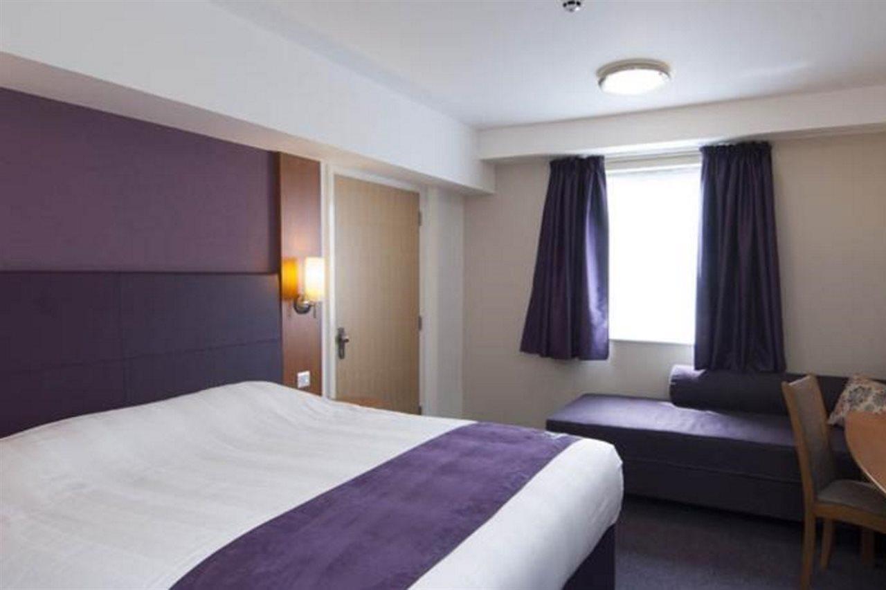 Premier Inn London Gatwick Airport - A23 Airport Way Crawley  Extérieur photo