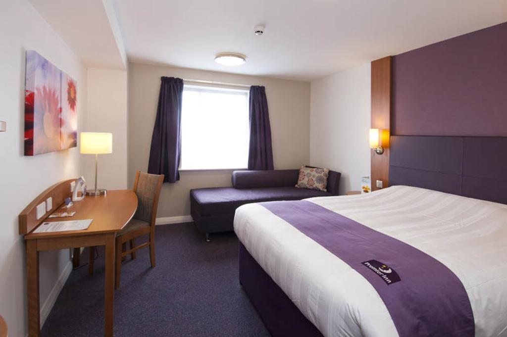 Premier Inn London Gatwick Airport - A23 Airport Way Crawley  Extérieur photo